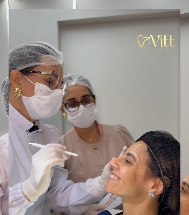 Paciente sorrindo durante atendimento