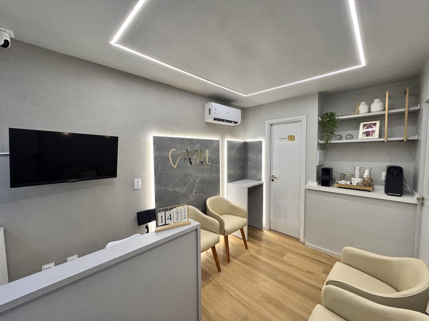 Recepção da Vitt com poltronas e logo iluminada
